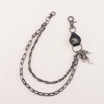 Vintage μοτοσικλέτα σε ασημί-γκρι στυλ, ανάγλυφο δέρμα αγελάδας, patchwork, μεταλλικό μενταγιόν με δάχτυλα αρπακτικού, βαρύ, βιομηχανικό στυλ, παντελόνι με αλυσίδα, τάση