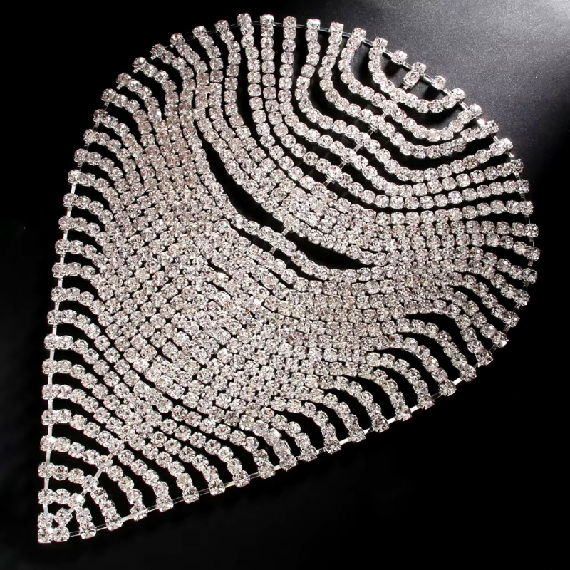 „AliExpress“ karštai parduodama daugiasluoksnė plaukų grandinėlė, paprasta europietiško ir amerikietiško stiliaus galvos apdangalas su cirkonio akmenėliais, mados scenos pasirodymų ir šou plaukų aksesuarai.