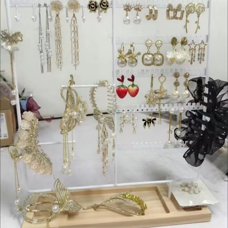 Piiriülesed valmis metallist loomingulised kõrvarõngad, kaelakee, sõrmusealus, ehtepood, pärlitega otseülekande rekvisiitide lett, ehtealus