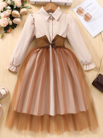 Νέα διασυνοριακή κοπέλα με μακριά μανίκια και πέτο, φόρεμα με ραφές και ραφές, μια γενιά μαλλιών