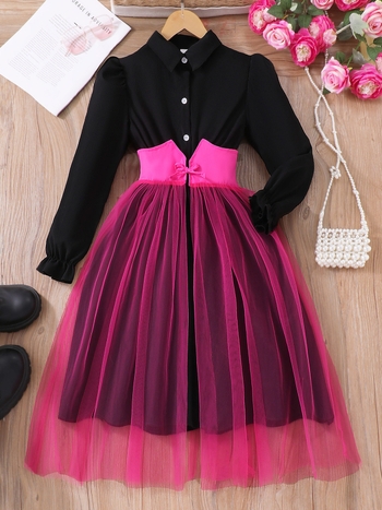 Νέα διασυνοριακή κοπέλα με μακριά μανίκια και πέτο, φόρεμα με ραφές και ραφές, μια γενιά μαλλιών