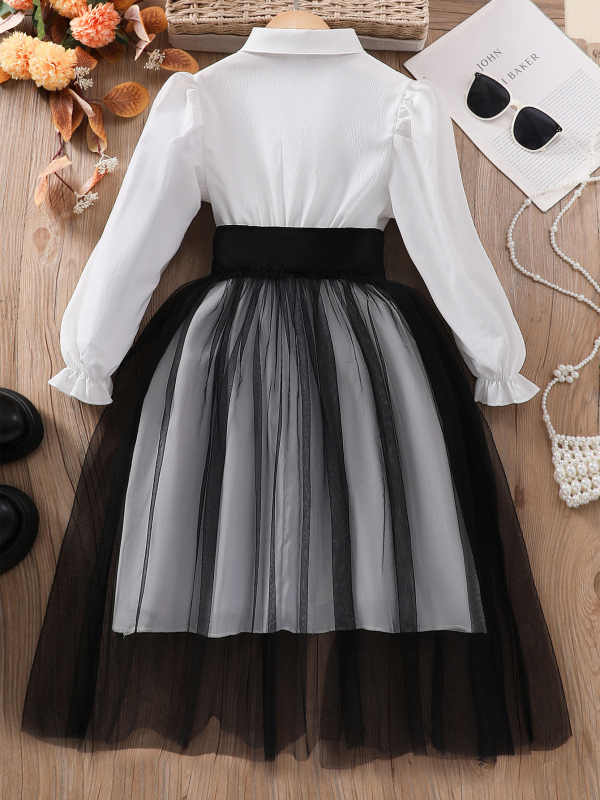 Νέα διασυνοριακή κοπέλα με μακριά μανίκια και πέτο, φόρεμα με ραφές και ραφές, μια γενιά μαλλιών