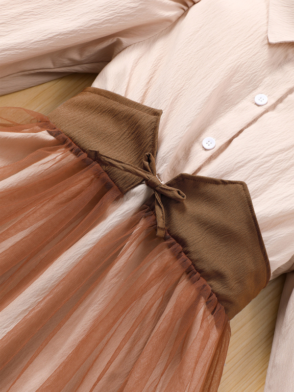 Νέα διασυνοριακή κοπέλα με μακριά μανίκια και πέτο, φόρεμα με ραφές και ραφές, μια γενιά μαλλιών