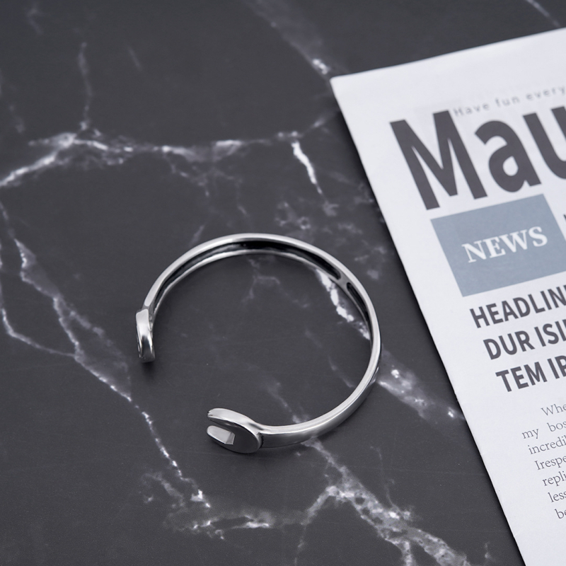 Tarpvalstybinė nauja titano plieno mados asmenybė madinga, stilinga vyriška atvira nerūdijančio plieno veržliarakčio apyrankė šaltinio gamyklos didmeninė prekyba