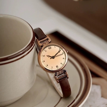 Διασυνοριακό ρολόι χαλαζία με τις καλύτερες πωλήσεις στη Νοτιοανατολική Ασία, μοντέρνο και κομψό ρετρό λεπτό λουράκι, νεανικό κολεγιακό στυλ για κορίτσια