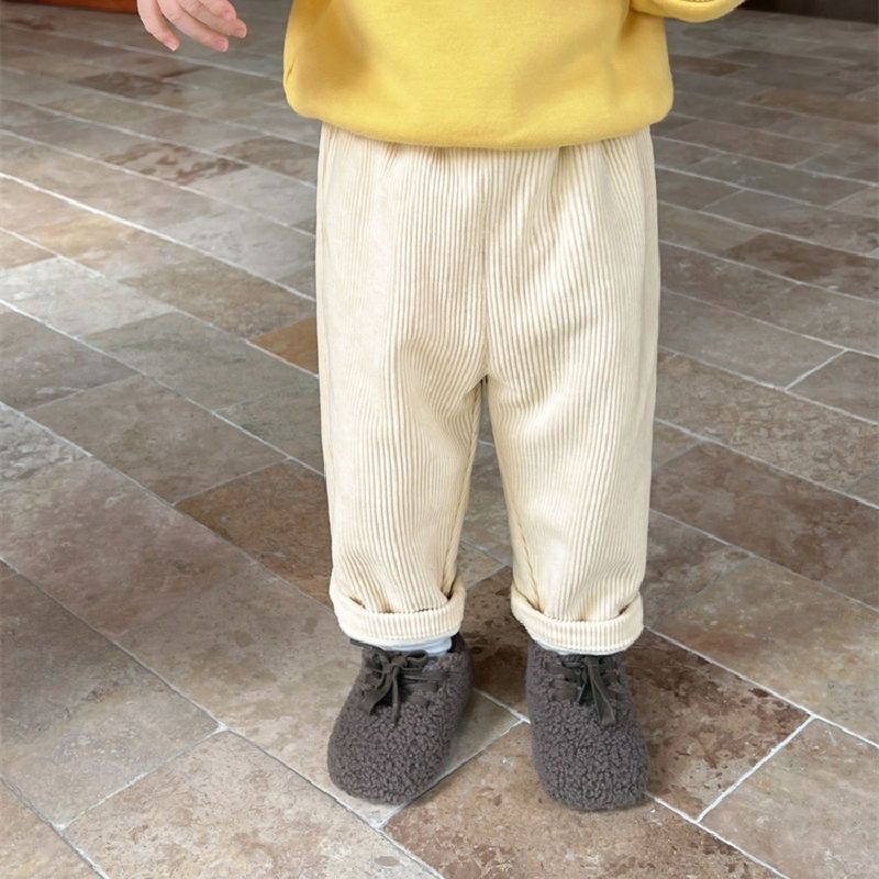 Sügis- ja talvetooted lastele väikestele ja keskmise suurusega lastele ja beebidele. Soojad sirged püksid poistele ja tüdrukutele. Laste riided.