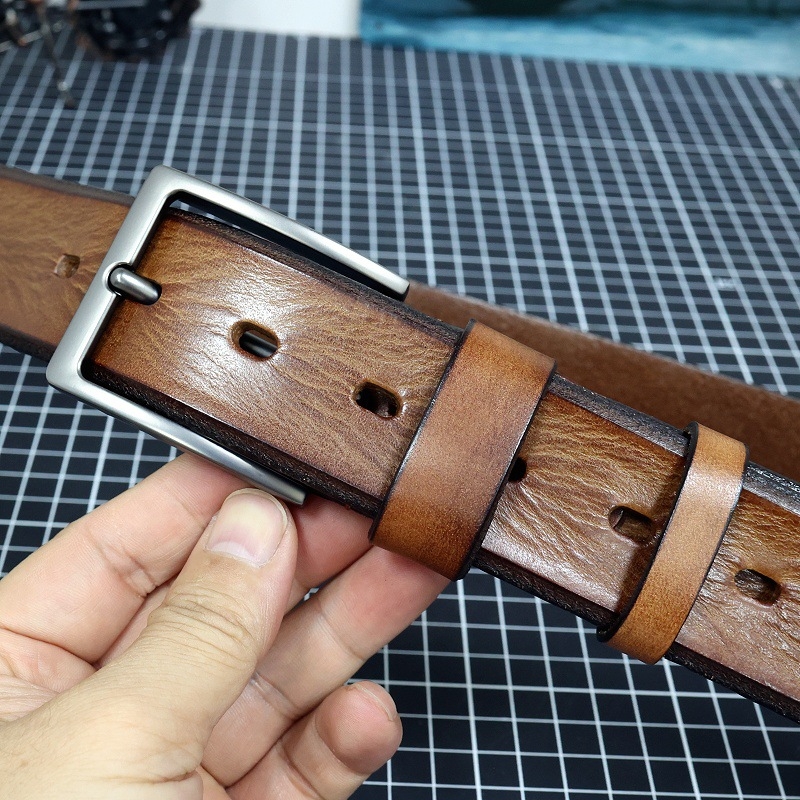 Lihtsa vabaaja meeste käsitsi valmistatud värvilise koputusmustriga naturaalsest esimese kihi lehmanahast vööst loode-nahast vöö