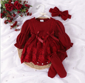 Az Amazon európai és amerikai határokon átnyúló különleges ajánlatot kínál újszülöttek számára, csíkos, hosszú ujjú pulóveres, hálós ruhában, A-vonalú szoknyában.