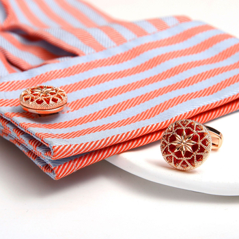 Didmeninė prekyba sandėlyje esančiais išskirtiniais, kūrybingais, tuščiaviduriais raštais dekoruotais, apvaliais vyriškais sąsagomis, trijų spalvų, populiariais tarptautiniais papuošalais.