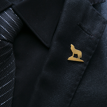 Roostevabast terasest hundiloomaga pross meeste ülikonna jakiga rinnanõel peiupoegade pulmaaksessuaarid trendikas punkstiilis