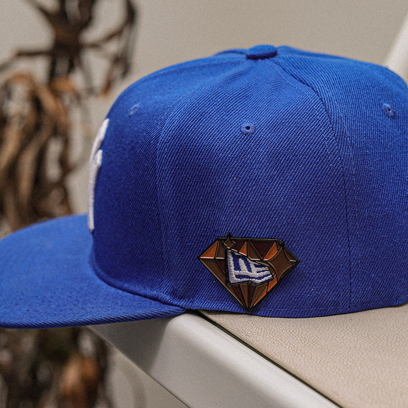 Metallikvärviga ristiäärisega uue ajastu mütsi nööpnõelad Mehhiko pesapallimütsi dekoratiivsed rõivaklambrid mütsi nööpnõelad