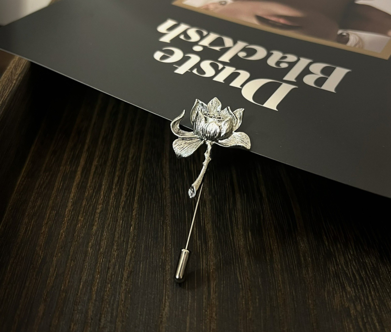 Kunstipärane vintage lootosepross, vanavärvilised ülikonnakorsett-aksessuaarid, lillenõel, ühesõnaline nööpnõel