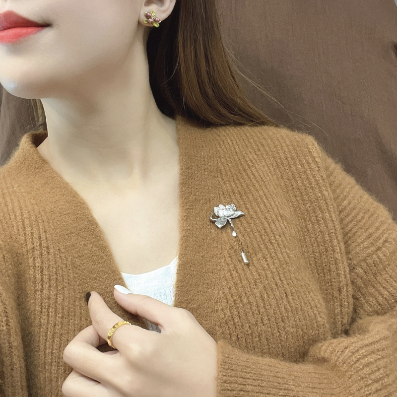 Kunstipärane vintage Lootose pross, vanaaegsed ülikonna korsaaži aksessuaarid, lilleline nööpnõel, ühesõnaline nööpnõel