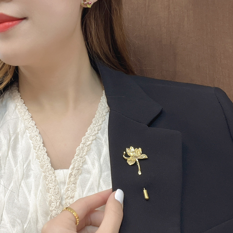 Kunstipärane vintage Lootose pross, vanaaegsed ülikonna korsaaži aksessuaarid, lilleline nööpnõel, ühesõnaline nööpnõel