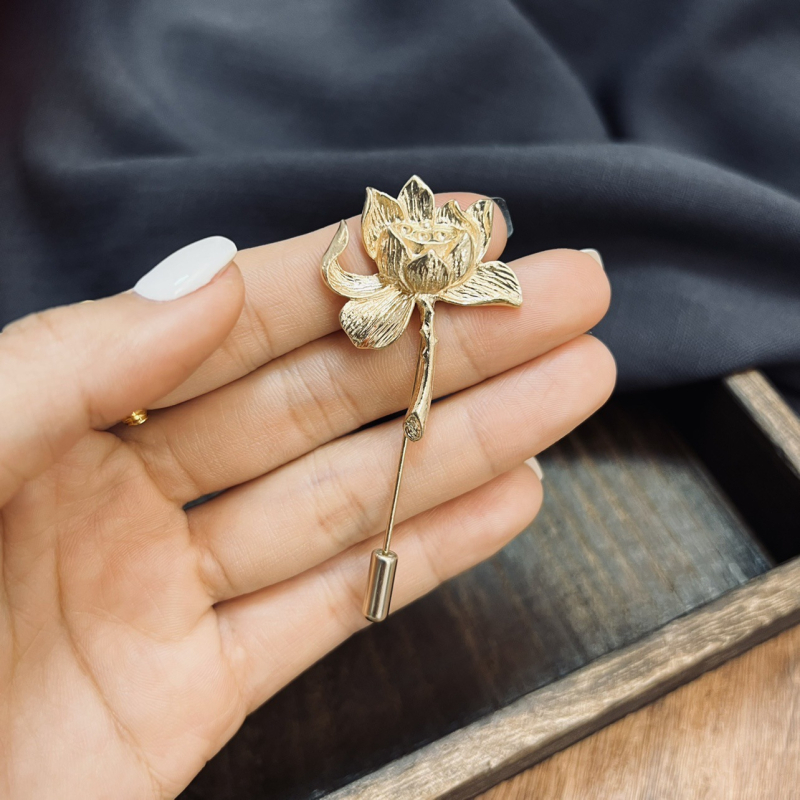 Kunstipärane vintage Lootose pross, vanaaegsed ülikonna korsaaži aksessuaarid, lilleline nööpnõel, ühesõnaline nööpnõel