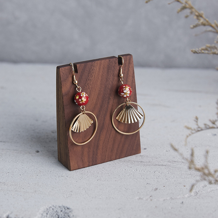 Pähklipuust kallid kõrvarõngad kõrvarõngaste alus täispuidust kaubanduskeskuse lihtne laskmisrekvisiitide kiosk ehete vitriin