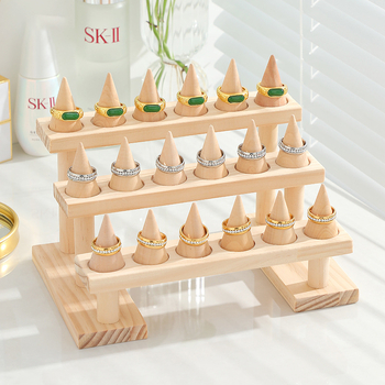 Täispuidust rõngastega vitriin mitmekihiline redel suure mahutavusega ehteriiul loominguline koonusekujuline rõngasklamber ehete hoiustamisriiul