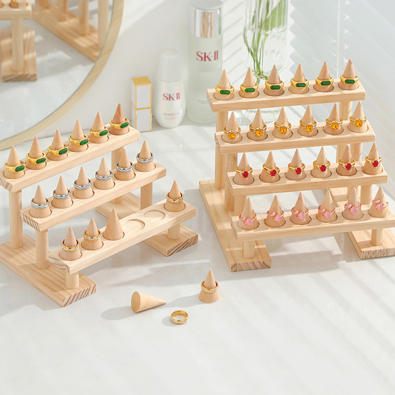 Täispuidust rõngastega vitriin mitmekihiline redel suure mahutavusega ehteriiul loominguline koonusekujuline rõngasklamber ehete hoiustamisriiul