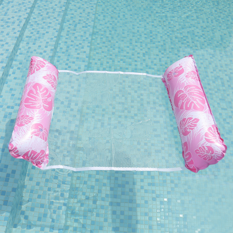 Sandėlyje esantis pripučiamas dviejų vamzdžių, lapų rašto, sulankstomas vandens hamakas, viengubas atlošiamas, plūduriuojantis baseinas