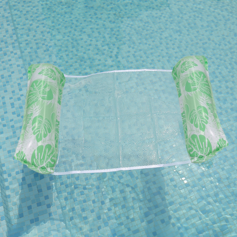 Sandėlyje esantis pripučiamas dviejų vamzdžių, lapų rašto, sulankstomas vandens hamakas, viengubas atlošiamas, plūduriuojantis baseinas