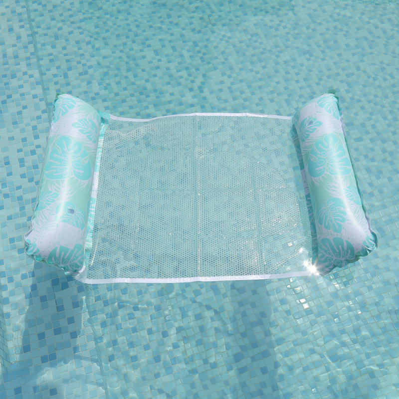 Sandėlyje esantis pripučiamas dviejų vamzdžių, lapų rašto, sulankstomas vandens hamakas, viengubas atlošiamas, plūduriuojantis baseinas