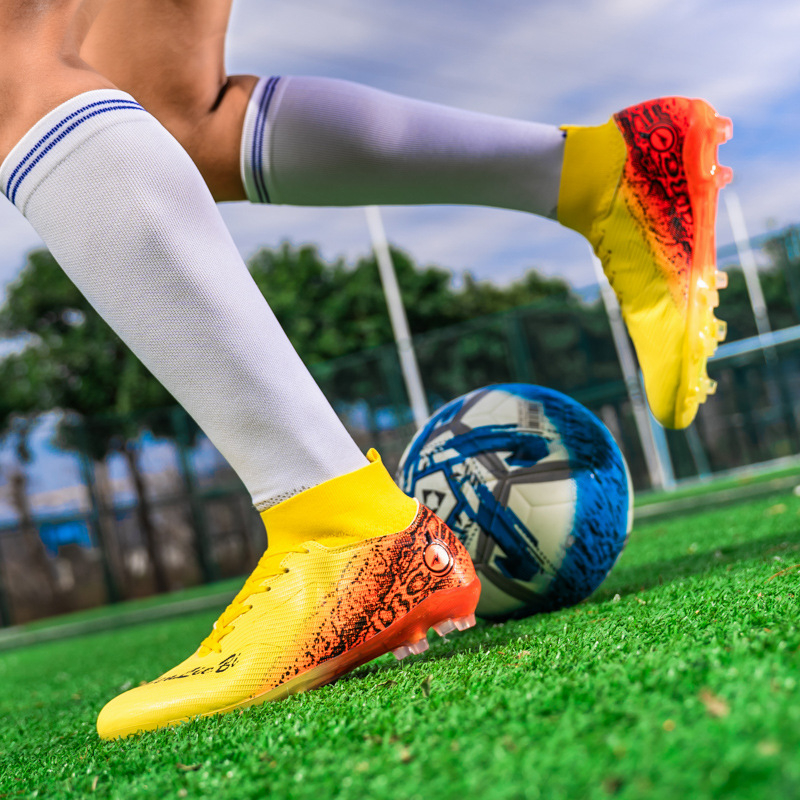 Piiriülesed jalgpallijalatsid noortele, kunstlike naeltega treeningjalatsid, väliskaubanduse kõrge pealispinnaga suvised õhukesed hingavad tossud, pluss-suuruses