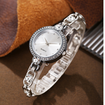 2025 Διασυνοριακό Κορεατικό Διακοσμητικό Ρολόι από Κράμα Γυναικών με Διαμάντια, Γυναικείο Βραχιόλι Πολύτιμων Λίθων, Χαλαζία, Χονδρική Ποιότητα