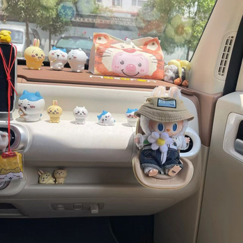 Labubu kohandub turvaistmete, aroomiteraapia kliimaseadmete pistikupesade, armsate autokaunistuste ja nukkude tarvikutega