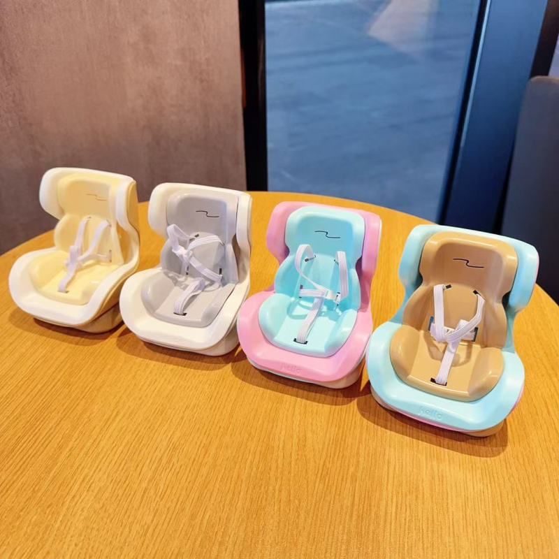 „Labubu“ prisitaiko prie saugos sėdynių, aromaterapijos oro kondicionierių lizdų, mielų automobilių papuošalų, lėlių aksesuarų