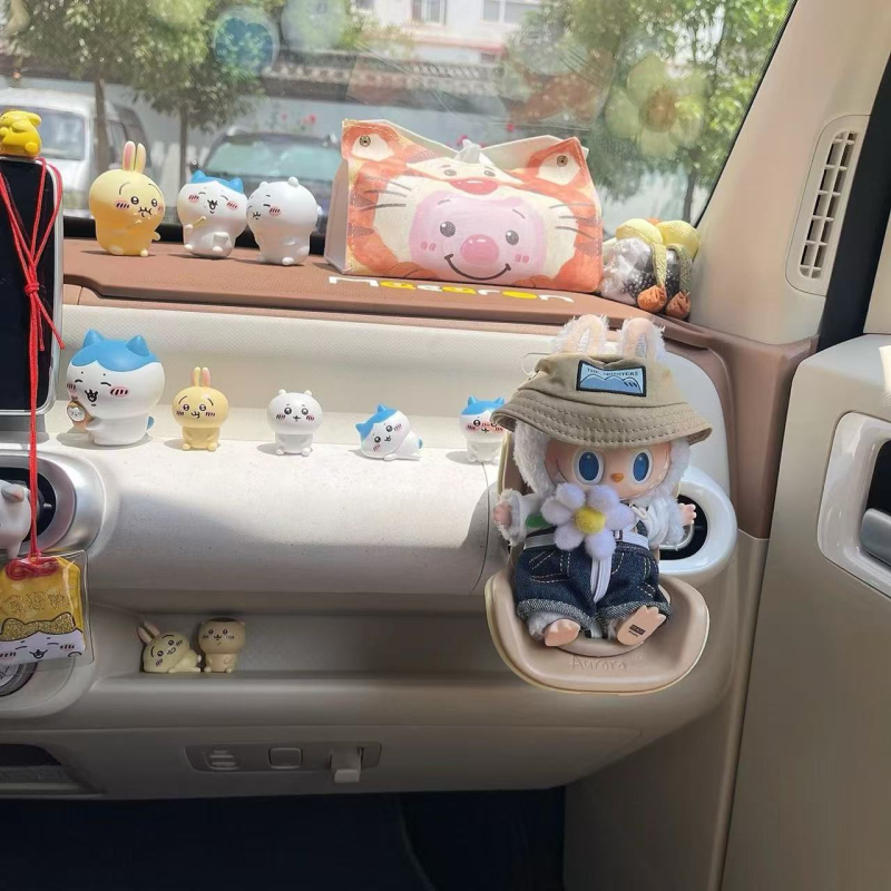 „Labubu“ prisitaiko prie saugos sėdynių, aromaterapijos oro kondicionierių lizdų, mielų automobilių papuošalų, lėlių aksesuarų