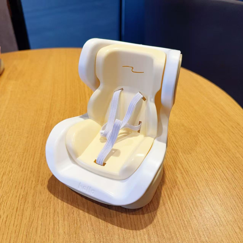 Labubu kohandub turvaistmete, aroomiteraapia kliimaseadmete pistikupesade, armsate autokaunistuste ja nukkude tarvikutega