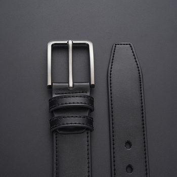 Laos olev lihtne meeste ehtsast nahast vöö sulamist äriline mitmekülgne nööpnõelaga pandlaga vabaaja stiilis teksariidest keskealistele noortele meestele