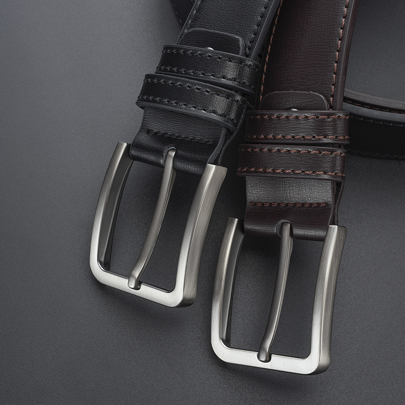 Laos olev lihtne meeste ehtsast nahast vöö sulamist äriline mitmekülgne nööpnõelaga pandlaga vabaaja stiilis teksariidest keskealistele noortele meestele