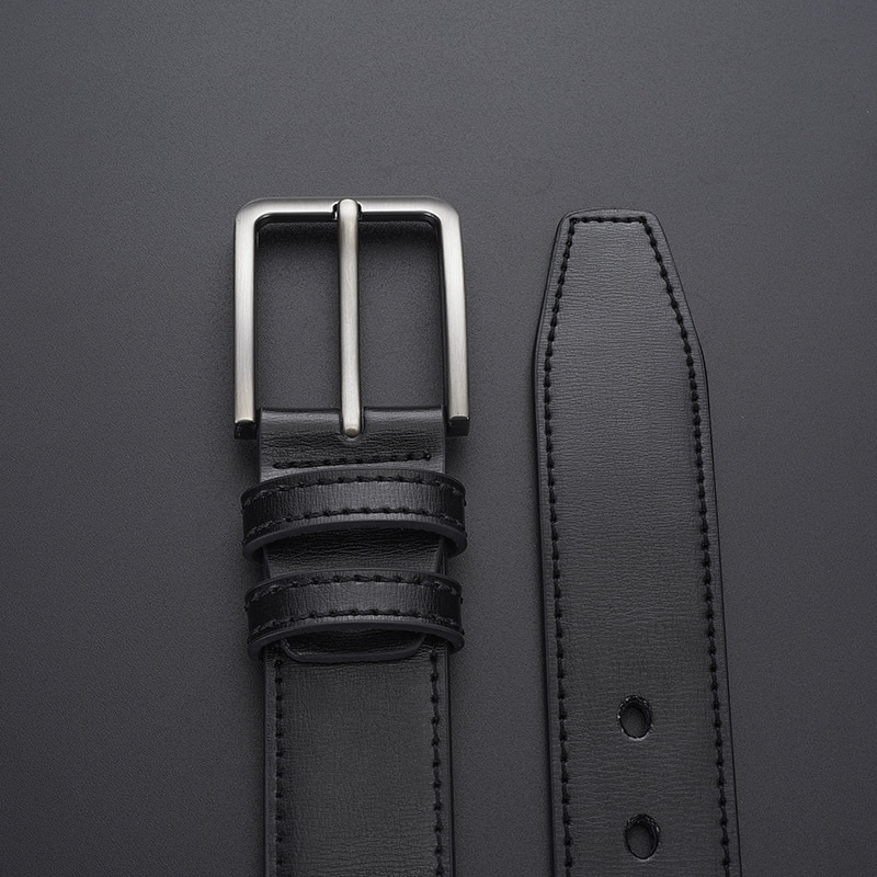 Laos olev lihtne meeste ehtsast nahast vöö sulamist äriline mitmekülgne nööpnõelaga pandlaga vabaaja stiilis teksariidest keskealistele noortele meestele