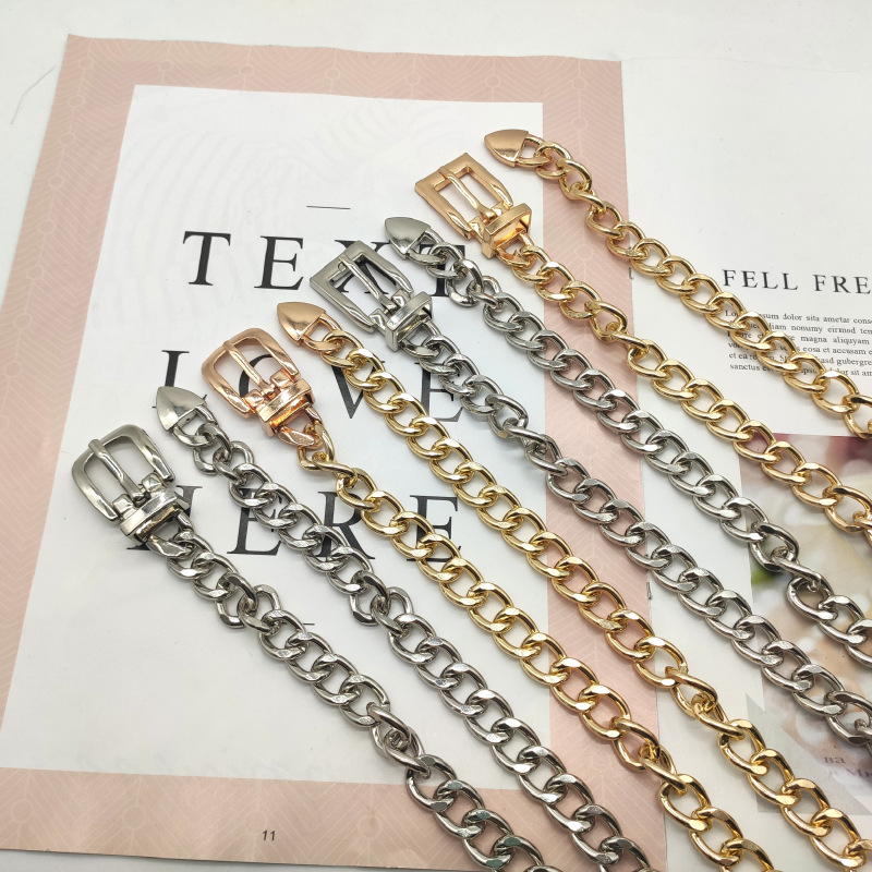 Moodne Euroopa ja Ameerika hip-hop punk stiilis metallketiga vöökaunistus mantlikleidiga, vabaaja lihtne täpp