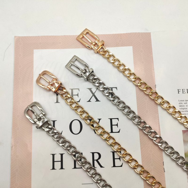 Moodne Euroopa ja Ameerika hip-hop punk stiilis metallketiga vöökaunistus mantlikleidiga, vabaaja lihtne täpp