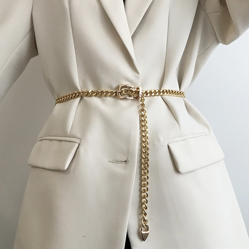 Moodne Euroopa ja Ameerika hip-hop punk stiilis metallketiga vöökaunistus mantlikleidiga, vabaaja lihtne täpp