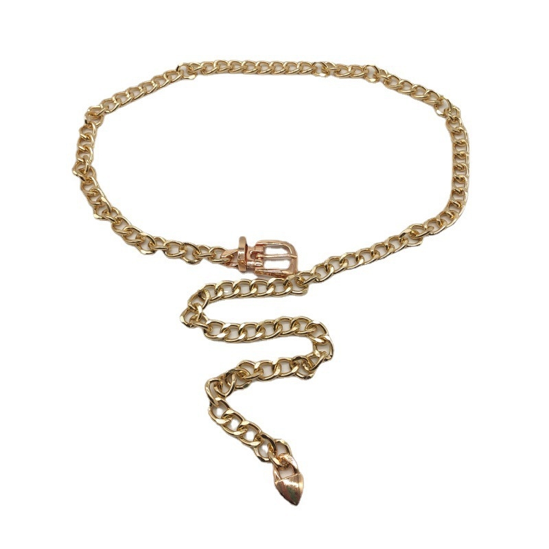 Moodne Euroopa ja Ameerika hip-hop punk stiilis metallketiga vöökaunistus mantlikleidiga, vabaaja lihtne täpp