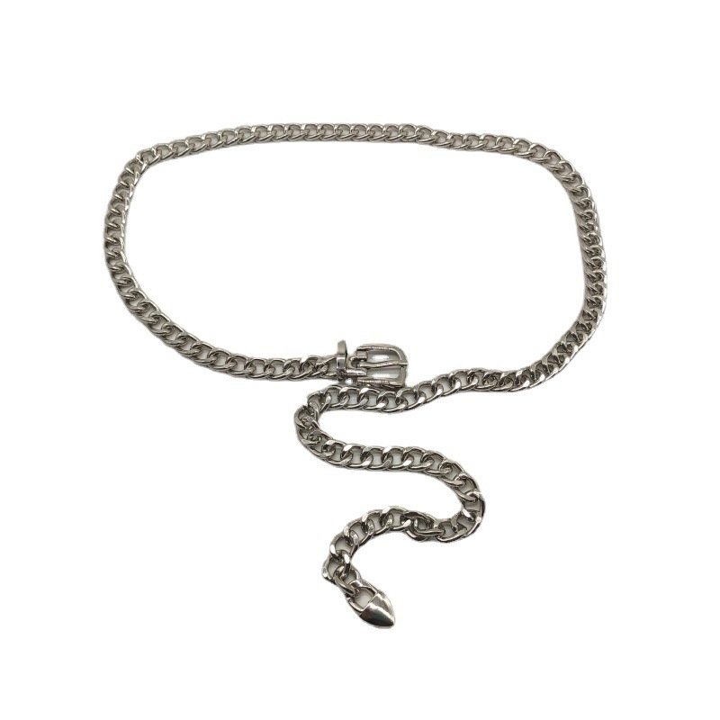 Moodne Euroopa ja Ameerika hip-hop punk stiilis metallketiga vöökaunistus mantlikleidiga, vabaaja lihtne täpp