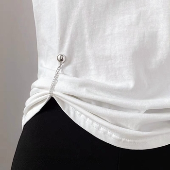 Grandinėlėje pritvirtinta magnetinė siurbimo sagtis kelnių klešnei pakeisti, rankogalių ilgiui pakeisti, trumpiems daiktams pakeisti, nuimama metalinė klešnės sagtis be vinių, be siūlių.