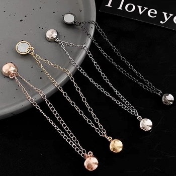 Grandinėlėje pritvirtinta magnetinė siurbimo sagtis kelnių klešnei pakeisti, rankogalių ilgiui pakeisti, trumpiems daiktams pakeisti, nuimama metalinė klešnės sagtis be vinių, be siūlių.