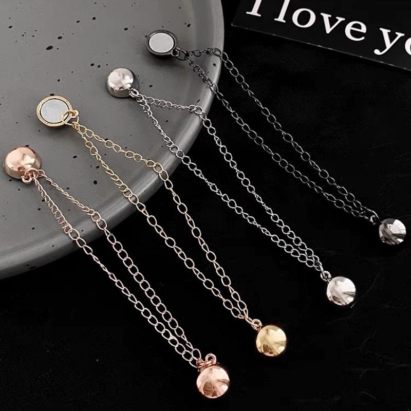 Grandinėlėje pritvirtinta magnetinė siurbimo sagtis kelnių klešnei pakeisti, rankogalių ilgiui pakeisti, trumpiems daiktams pakeisti, nuimama metalinė klešnės sagtis be vinių, be siūlių.