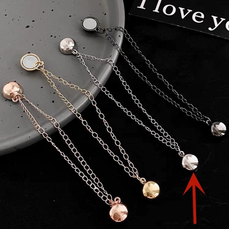 Grandinėlėje pritvirtinta magnetinė siurbimo sagtis kelnių klešnei pakeisti, rankogalių ilgiui pakeisti, trumpiems daiktams pakeisti, nuimama metalinė klešnės sagtis be vinių, be siūlių.