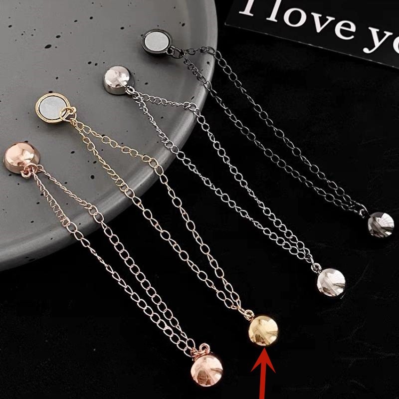 Grandinėlėje pritvirtinta magnetinė siurbimo sagtis kelnių klešnei pakeisti, rankogalių ilgiui pakeisti, trumpiems daiktams pakeisti, nuimama metalinė klešnės sagtis be vinių, be siūlių.