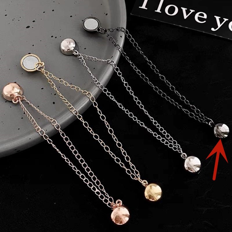 Grandinėlėje pritvirtinta magnetinė siurbimo sagtis kelnių klešnei pakeisti, rankogalių ilgiui pakeisti, trumpiems daiktams pakeisti, nuimama metalinė klešnės sagtis be vinių, be siūlių.