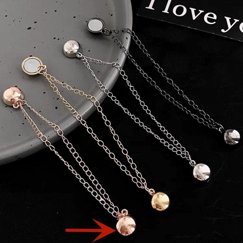 Grandinėlėje pritvirtinta magnetinė siurbimo sagtis kelnių klešnei pakeisti, rankogalių ilgiui pakeisti, trumpiems daiktams pakeisti, nuimama metalinė klešnės sagtis be vinių, be siūlių.