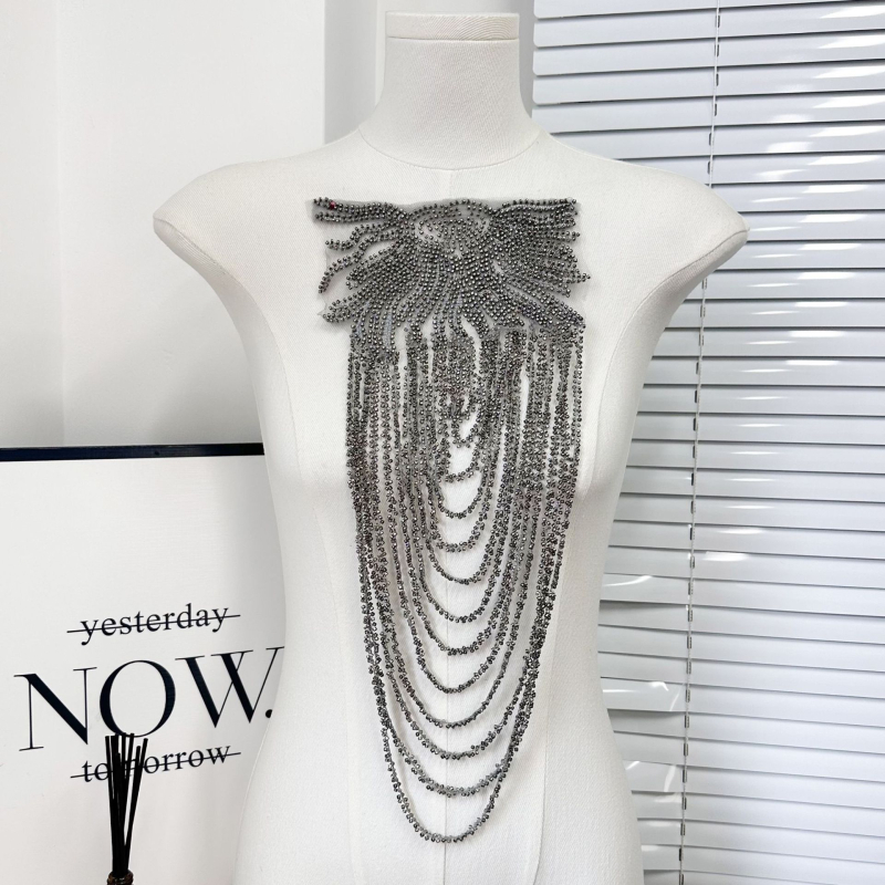 „Amazon“ blizgučiais puošti karoliukais puošti kutais ant pečių puošti drabužių aksesuarai, moteriški aksesuarai, europietiški ir amerikietiški vintažiniai drabužiai, puošnūs dekoratyviniai aksesuarai.