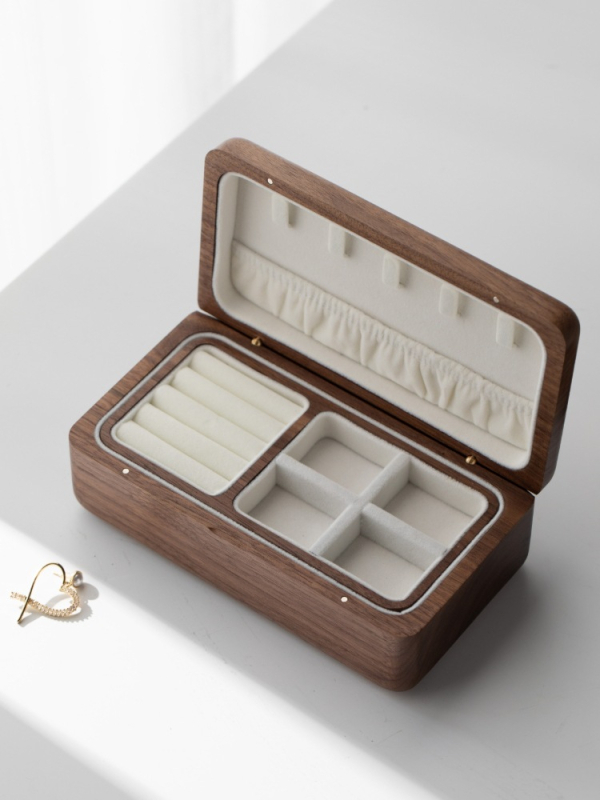 Melna valrieksta rotaslietu kastīte kāzu dāvanai, kompakta trīsdaļīga zelta kaklarota, aproce, masīvkoka rotaslietu uzglabāšanas kastīte