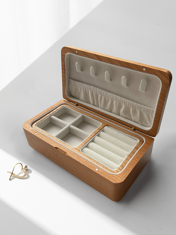 Melna valrieksta rotaslietu kastīte kāzu dāvanai, kompakta trīsdaļīga zelta kaklarota, aproce, masīvkoka rotaslietu uzglabāšanas kastīte