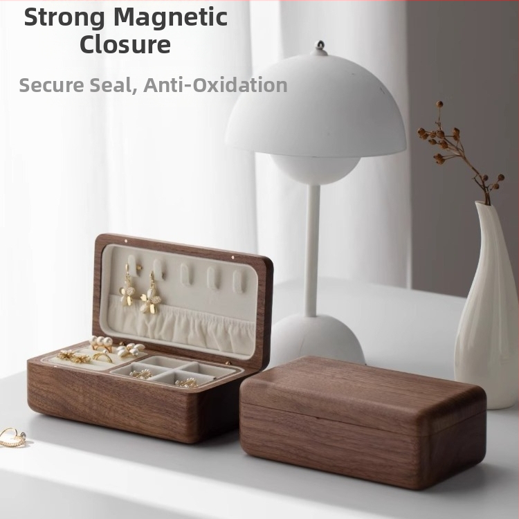 Melna valrieksta rotaslietu kastīte kāzu dāvanai, kompakta trīsdaļīga zelta kaklarota, aproce, masīvkoka rotaslietu uzglabāšanas kastīte